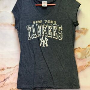 MLB New York Yankees Gray Fitted Cap Sleeve Tee